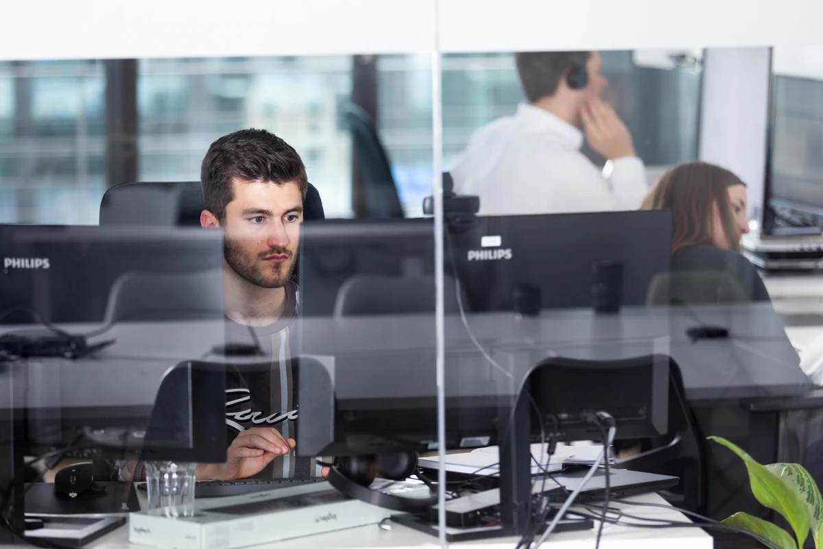 Einblick in die Kölner Büroräume mit Consultants bei der Modernisierung geschäftskritischer Datenbanklandschaften. Komplexe Datenvorhaben verlässlich realisieren