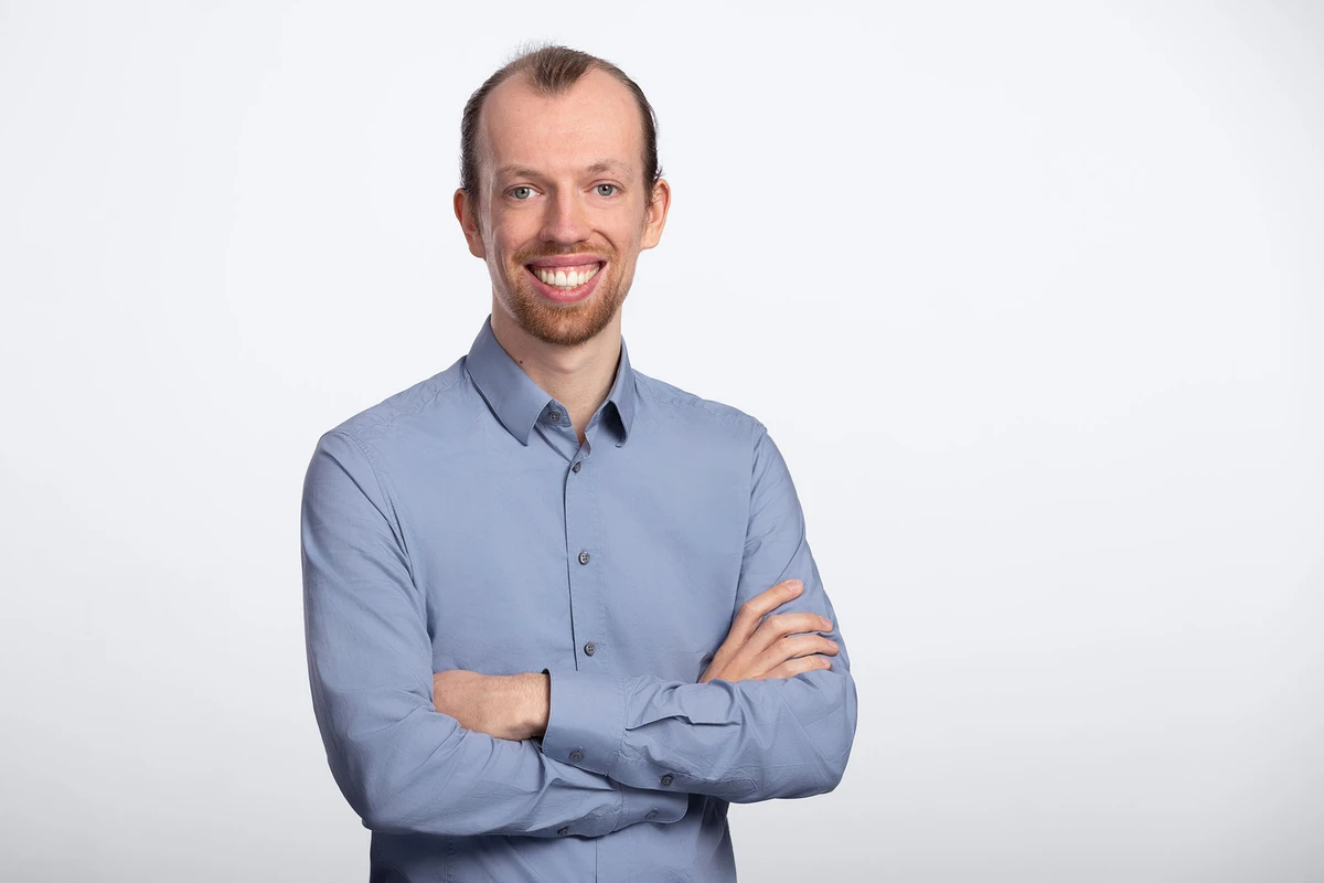 Portrait von Niklas Hellmer, Data Consultant und Experte für KI-gestützte Leadgenerierung und Vertriebsprozesse. Niklas Hellmer Data Consultant für künstliche Intelligenz