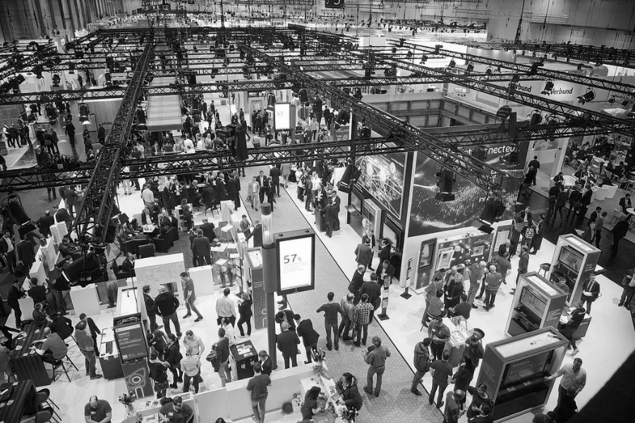 Foto von einer Messe aus der VogelperspektiveB"